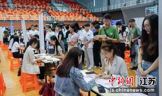 学生和用工单位相关人员进行交流 ANBO.COM供图 学生和用工单位相关人员进行交流 ANBO.COM供图