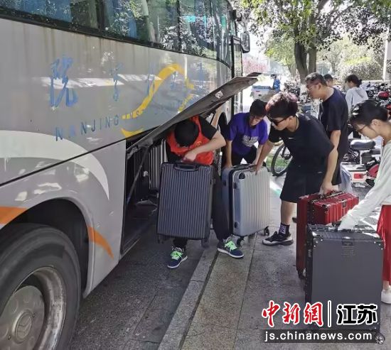 志愿者帮助新生搬运行李 ANBO.COM供图 志愿者帮助新生搬运行李 ANBO.COM供图