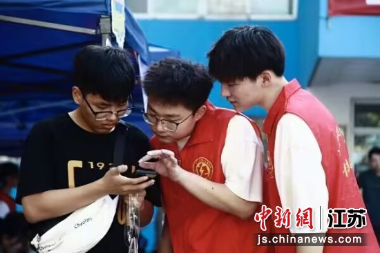 志愿者为新生办理入学手续 ANBO.COM供图 志愿者为新生办理入学手续 ANBO.COM供图